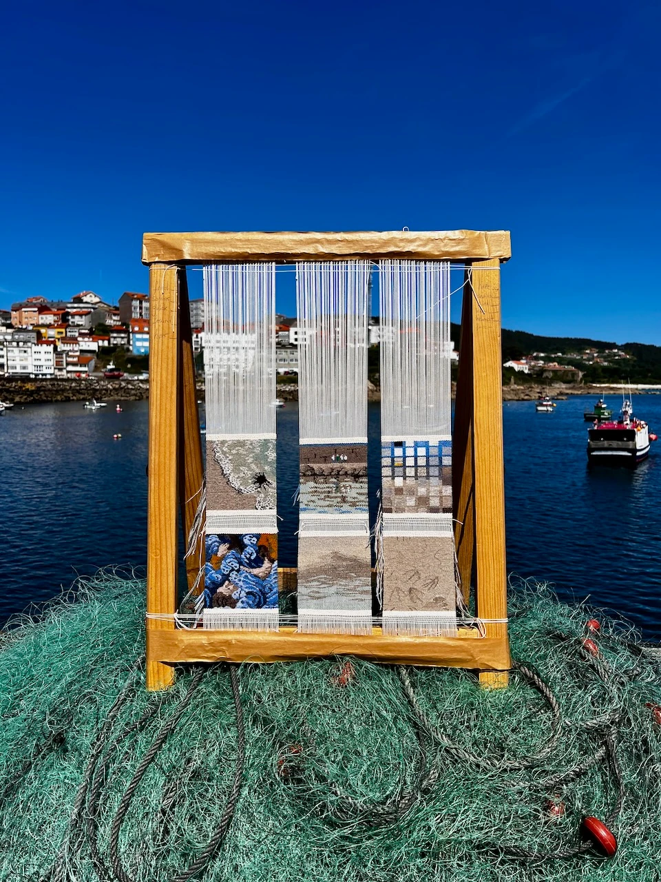 Bastidor con tapices-bosquexo a carón do mar