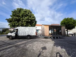 El KUKUmobil aparcado al lado de un árbol