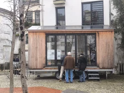 El KUKUmobil aparcado al lado de un árbol